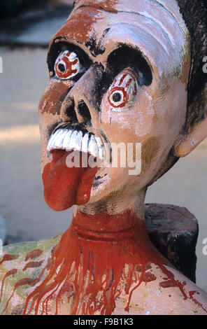 Betonbildhauerei von Sinner, die wegen Blasphemie bestraft oder torturiert wird oder den Buddhismus untergräbt. Kitsch-Folk-Kunstskulptur im Wat Wang Saen Suk hell Garden im Tempelgelände, Bang Saen, Chonburi Thailand Stockfoto