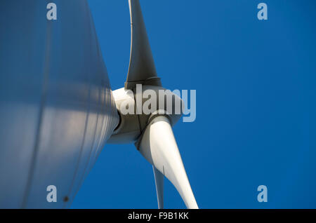 Ansicht von Wind Turbine auf der Suche nach oben von seinem Sockel, UK Stockfoto