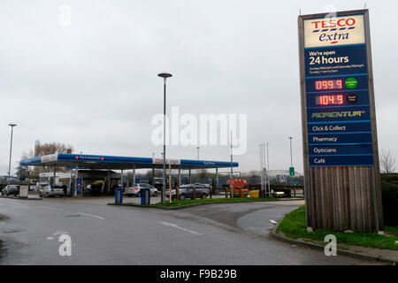 London, UK. 15. Dezember 2015. Tesco-Supermarkt verkaufen Benzin für unter 99p, London, UK.  Bildnachweis: Raymond Tang/Alamy Live-Nachrichten Stockfoto