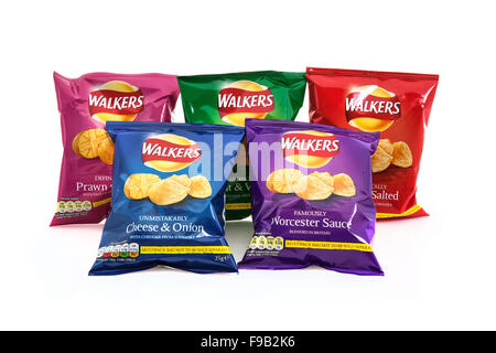 5 Pakete von Walkers Crisps isoliert auf einem weißen Hintergrund. Wanderer ist ein britischer Snack Stockfoto