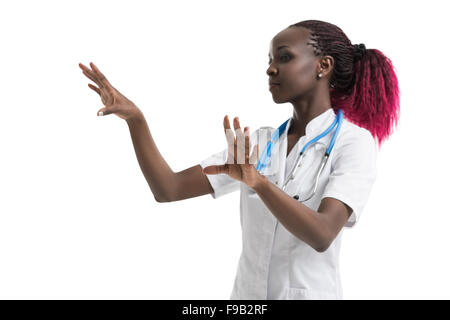 Afrikanische Ärztin mit Stethoskop arbeiten mit virtuellen Bildschirm Stockfoto