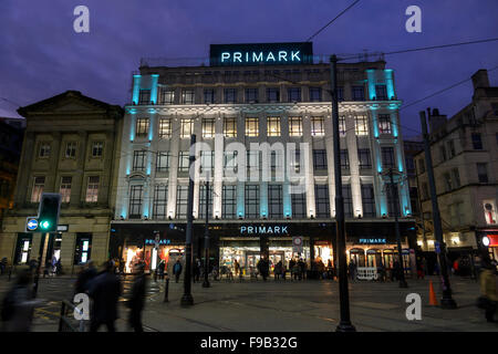 Primark in Piccadilly, Manchester in der Nacht. Stockfoto