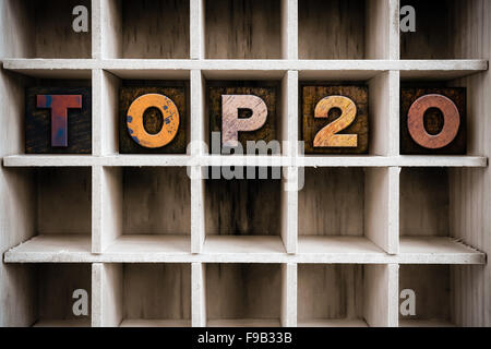 Das Wort "TOP 20" Vintage Tinte geschrieben gebeizt Holz Buchdruck-Typ in einen partitionierten Drucker Schublade. Stockfoto