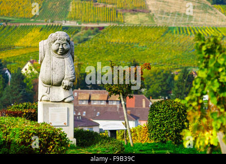 Schöne bunte Weinberge in Alsace Hügeln, Herbst Stockfoto