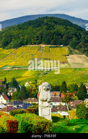 Schöne bunte Weinberge in Alsace Hügeln, Herbst Stockfoto