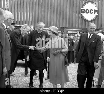 Queen Elizabeth besucht Royal Show mit dem Bischof von Coventry Hochwürden Cuthbert Bardsley Stockfoto