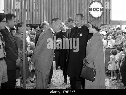 Queen Elizabeth besucht Royal Show mit dem Bischof von Coventry Hochwürden Cuthbert Bardsley Stockfoto