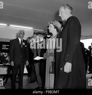 Queen Elizabeth besucht Royal Show mit dem Bischof von Coventry Hochwürden Cuthbert Bardsley 1963 Stockfoto