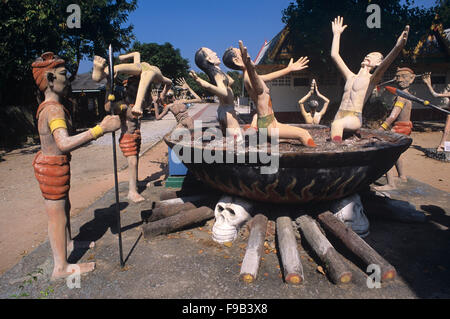 Betonskulptur von Sündern, die in der buddhistischen Hölle brennen, in Cauldron on on Fire. Kitsch-Folk-Kunstskulptur im Wat Wang Saen Suk hell Garden im Tempelgelände, Bang Saen, Chonburi Thailand Stockfoto