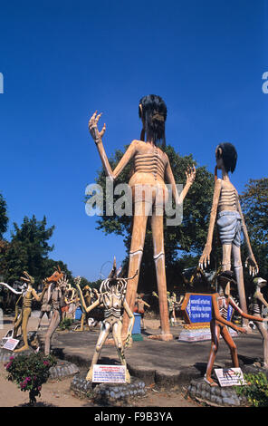 Gigantische Betonskulpturen von Sünderpaaren. Kitsch-Folk-Kunstskulptur im Wat Wang Saen Suk hell Garden im Tempelgelände, Bang Saen, Chonburi Thailand Stockfoto