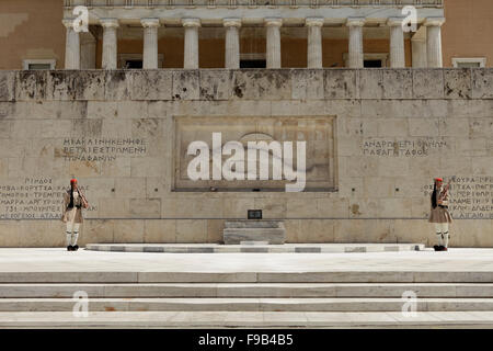Presidential Wachen führen Sie die Wachablösung vor dem Grab des unbekannten Soldaten außerhalb des Parlaments IN Athen Stockfoto