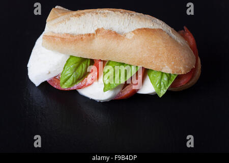 italienischer Mozzarella-Tomaten-Sandwich auf Schiefer Stockfoto