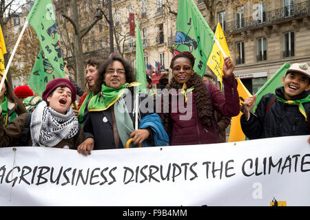 21 UN-Klimakonferenz COP. Eine internationale Gruppe von Aktivisten mit einem Banner "Agribusiness stört das Klima" zu sagen. Stockfoto