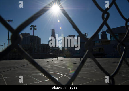 (151215) - LOS ANGELES, 15. Dezember 2015 (Xinhua)--die Contreras, hohe Schule bleiben, geschlossen, in Los Angeles, USA, am 15. Dezember 2015. Alle Los Angeles Unified School District (LAUSD) Schulen geschlossen bleiben werden heute als Reaktion auf eine gemeldete Bombendrohung, Schulen Superintendent Ramon Cortines gesagt. Die Polizei sagte, die Bedrohung Mitglied Schulbehörde hieß. Die Bedrohung ist mit Rucksäcken und links am Campus-Pakete. Die Verschlüsse auf alle LAUSD Campus, etwa 900 von ihnen angewendet. Los Angeles Unified School District ist der zweitgrösste Schulbezirk in Vereinigten Staaten, die Stockfoto