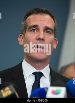 (151215)--spricht LOS ANGELES, 15. Dezember 2015 (Xinhua)--Los Angeles Bürgermeister Eric Garcetti zu den Medien, in Los Angeles, USA, am 15. Dezember 2015. Alle Los Angeles Unified School District (LAUSD) Schulen geschlossen bleiben werden heute als Reaktion auf eine gemeldete Bombendrohung, Schulen Superintendent Ramon Cortines gesagt. Die Polizei sagte, die Bedrohung Mitglied Schulbehörde hieß. Die Bedrohung ist mit Rucksäcken und links am Campus-Pakete. Die Verschlüsse auf alle LAUSD Campus, etwa 900 von ihnen angewendet. Los Angeles Unified School District ist der zweitgrösste Schulbezirk in Vereinigten Staaten Stockfoto
