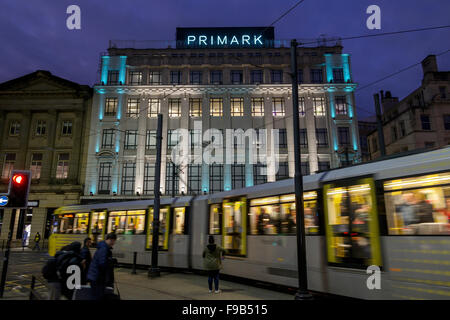 Primark in Piccadilly, Manchester in der Nacht. Stockfoto