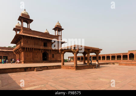 Die wunderschön erhaltene rote Sandstein Fatepuhr Sikri in Agra Stockfoto