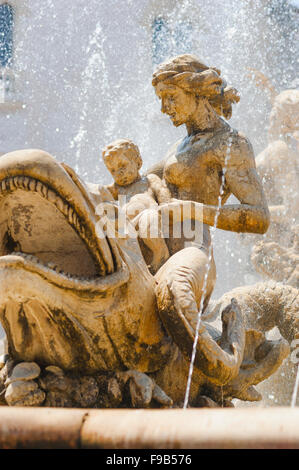 Artemis Brunnen Syrakus, Figuren in den Brunnen der Artemis in die Piazza Archimede in Ortigia, Siracusa, Sizilien. Stockfoto