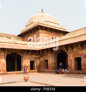 Die wunderschön erhaltene rote Sandstein Fatepuhr Sikri in Agra Stockfoto