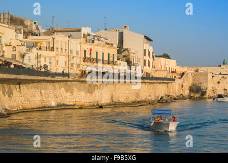 Sizilien Tourismus, Aussicht im Sommer von Touristen in einem Freizeit Boot eine Tour durch den Hafen in Ortigia, Syrakus (Siracusa) Sizilien. Stockfoto