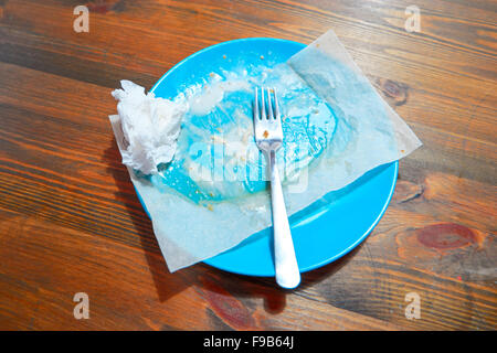 Leeren schmutzigen Teller auf Holztisch links nach dem Mittagessen, von oben Ansicht Stockfoto
