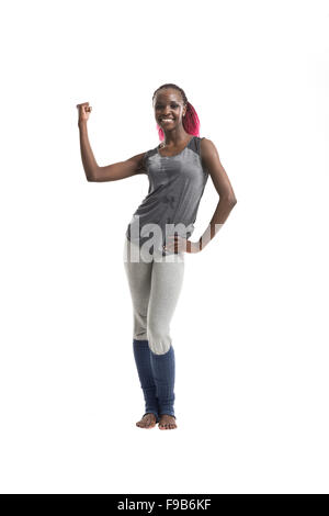 Voller Länge Körper der junge fröhlich lächelnde Frau in Sportbekleidung, isoliert auf weißem Hintergrund Stockfoto