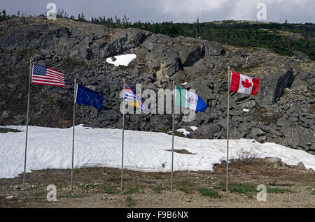 Fünf Flaggen auf die Boarder - USA, Alaska, British Columbia, Yukon Territorium, Kanada Stockfoto