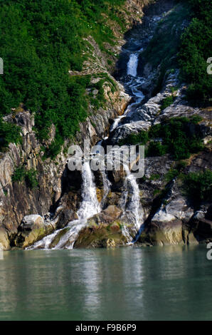 Gebirgsbach Kaskaden über die Felsen in den Tracy Arm Fjord Stockfoto