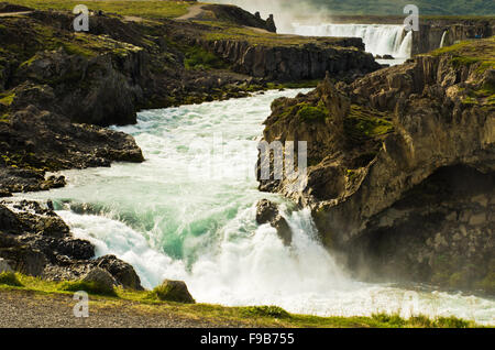 Gletscherfluss mit Godafoss Wasserfall im Hintergrund, Island Stockfoto