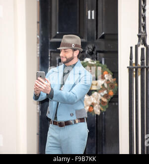 London, UK. 15. Dezember 2015. Brian Friedman von X Factor und ich bin ein Promi-TV Shows nimmt eine Selfie außerhalb 11 Downing Street während des Besuchs der Starlight Charity Weihnachtsfeier in 11 Downing Street, London, Heimat von George Osborn UK Finanzminister Credit: Ian Davidson/Alamy Live News Stockfoto