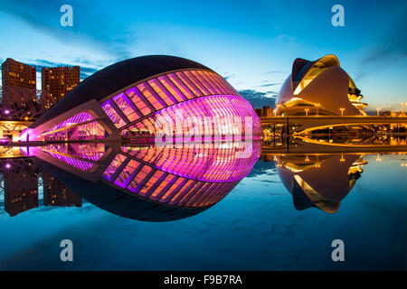 Valencia, Spanien - 23. Oktober 2015: HDR-Nachtaufnahme von Hemisferic in der Stadt der Künste und Wissenschaften, am Oktober 23,2015 in Va Stockfoto