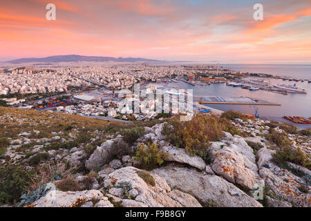 Ansicht des Hafens von Piräus in Athen von den Ausläufern des Gebirges Aegaleo Stockfoto