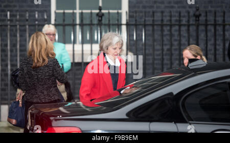 London, UK. 15. Dezember 2015. Sebastian Mai, UK Innenminister vergeht Weihnachten Feiernden in Downing Street Credit: Ian Davidson/Alamy Live News Stockfoto