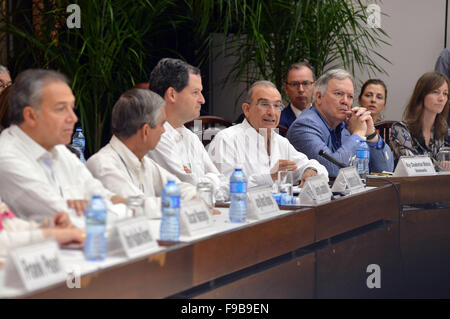 Havanna, Kuba. 15. Dezember 2015. Humberto De La Calle (L, vorn), Kolumbiens Regierung Verhandlungsführer bei den Friedensgesprächen mit Kolumbiens revolutionären Armad Kräfte von Kolumbiens (FARC), besucht die Unterzeichnung eines Abkommens über Gerechtigkeit, am Rande der Friedensgespräche in Havanna, Kuba, 15. Dezember 2015. Kolumbianischen Regierung und der Guerilla der FARC Dienstag angekündigt, dass sie eine Einigung über die Frage der Reparationen und Gerechtigkeit für die Opfer von bewaffneten Konflikten, Schlüssel zum Friedensprozess erreicht. © Omar Nieto/COLPRENSA/Xinhua/Alamy Live-Nachrichten Stockfoto