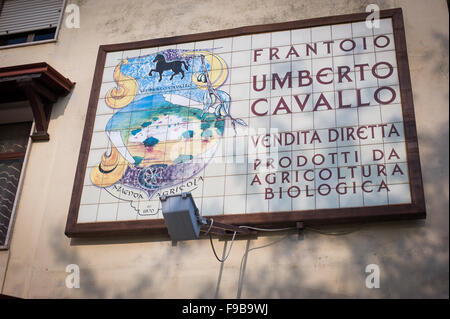 Die Produktion von Olivenöl im historischen Umberto Cavallo Frantoio in Ostuni, Apulien, Oliven und Breie, die Herstellung von extra nativem Olivenöl Stockfoto