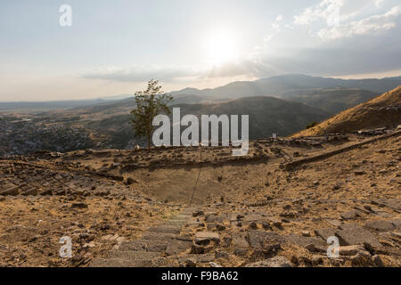 Theater von Pergamon bei Sonnenuntergang.  Pergamon war eine antike griechische Stadt Stockfoto