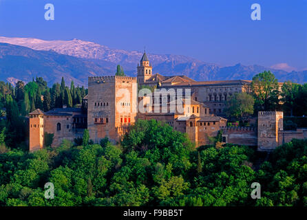 Alhambra und der Sierra Nevada, Granada, Andalusien, Spanien. Stockfoto