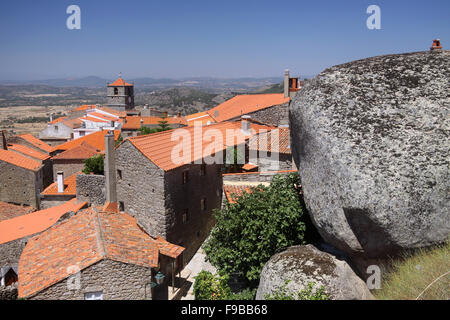 Ansicht des kleinen Bergdorfes Monsanto in Portugal. Stockfoto