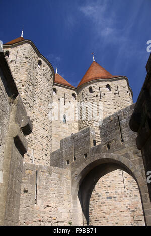 Der Eingang der mittelalterlichen Burg Carcassonne in der Nähe von Toulouse in Frankreich. Stockfoto