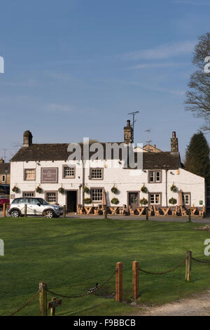 Dorfanger und The Fountaine Inn, einem traditionellen alten Englisch, Land Pub (Linton in Craven, Yorkshire Dales, GB, UK) an einem sonnigen Tag mit blauem Himmel. Stockfoto