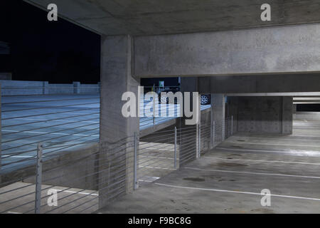 Parken in einem Parkhaus in der Nacht Stockfoto