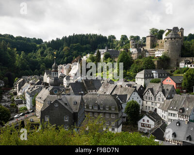 Ein Blick über die Stadt Monschau mit seiner mittelalterlichen Burg in der Eifel / Deutschland. Stockfoto