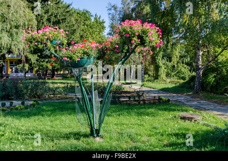 Gestalten Sie mit Blumen in der Stadt Garten von Razgrad, Bulgarien Stockfoto