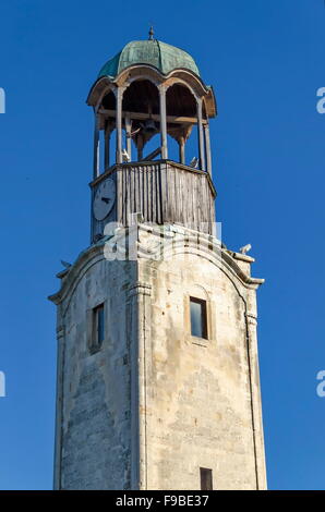 Oberer Abschnitt der alten Uhrturm der Stadt Razgrad, Bulgarien Stockfoto