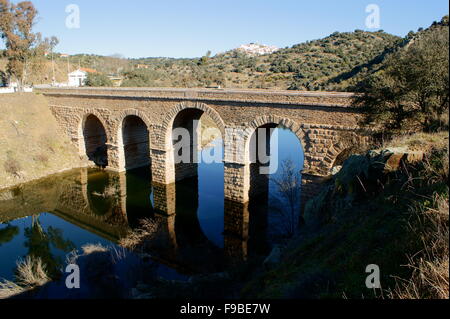 Römische Brücke über den River Erges in Portugal Stockfoto