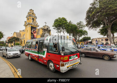 Combi Kleinbus Nahverkehr an viel befahrenen Straße in Lima-Peru Stockfoto