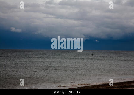 Gewitterwolken clearing-den Strand von Cley in der Nähe von Blakeney an der North Norfolk Küste Norfolk England Stockfoto