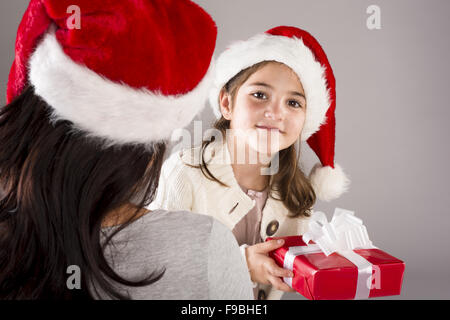 Schöne Weihnachten Familie posiert im studio Stockfoto