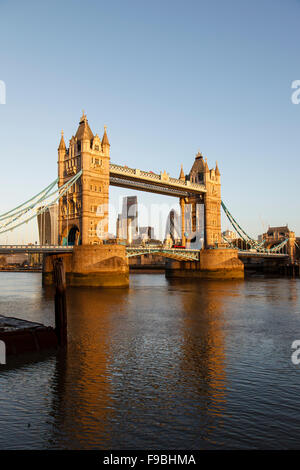 Die Tower Bridge und die City von London Skyline am frühen Morgen