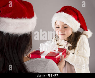 Schöne Weihnachten Familie posiert im studio Stockfoto